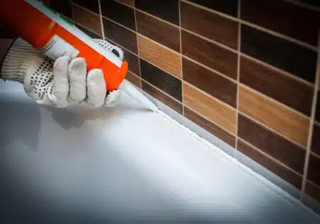 چسب سیلیکون و چسب‌های سیلیکون حرارتی و چسب سلیکون الکترونیک و چسب های سیلیکون جهت نصب شیشه و چسب های سیلیکون چه کاربردی دارد و چسب های سیلیکونی درزگیر - کاربرد چسب سیلیکون در صنعت ساختمان