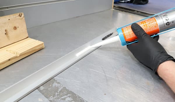 چسب پلی اورتان سفید چیست و تفاوت چسب پلی اورتان و آکواریوم و انواع چسب پلی اورتان کوچک و خرید چسب پلی یورتان سفید و قیمت چسب پلی اورتان در آرن تجارت سام - دکوراسیون داخلی