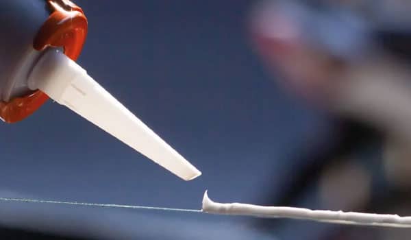 چسب پلی اورتان سفید چیست و تفاوت چسب پلی اورتان و آکواریوم و انواع چسب پلی اورتان کوچک و خرید چسب پلی یورتان سفید و قیمت چسب پلی اورتان در آرن تجارت سام - ویژگی‌های چسب پلی اورتان سوسیسی سفید